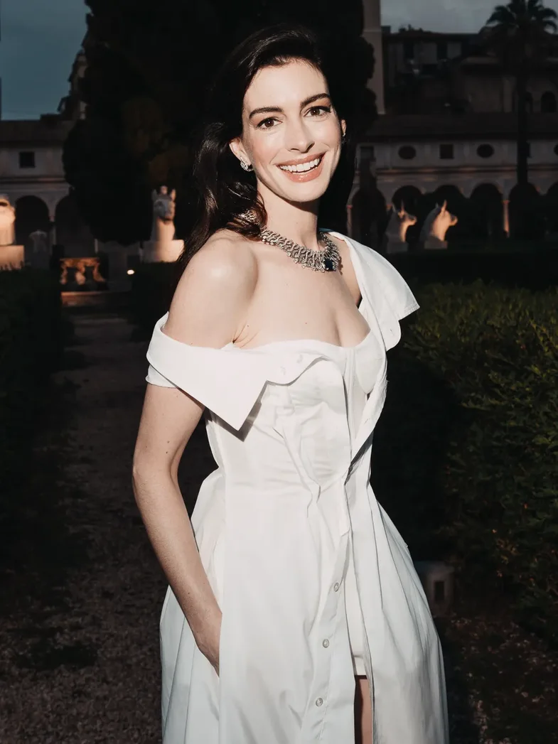 Sipas Anne Hathaway, ju duhet vetëm një karficë flokësh