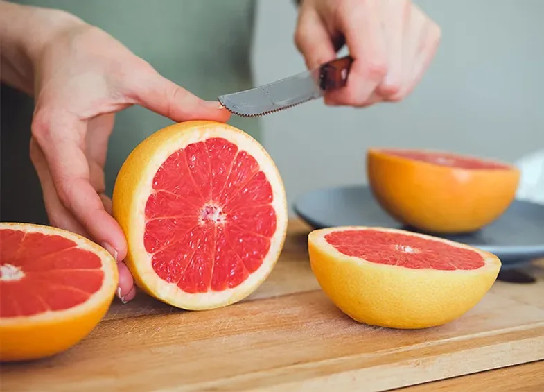 10 llojet e frutave me pak sheqer që duhet të shtoni gjatë