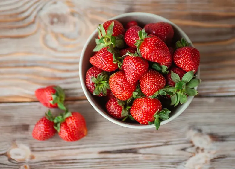 10 llojet e frutave me pak sheqer që duhet të shtoni gjatë