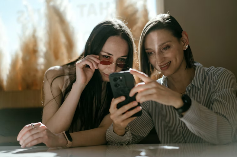 A duhet të kontrollosh profilin e dikujt në rrjete sociale,