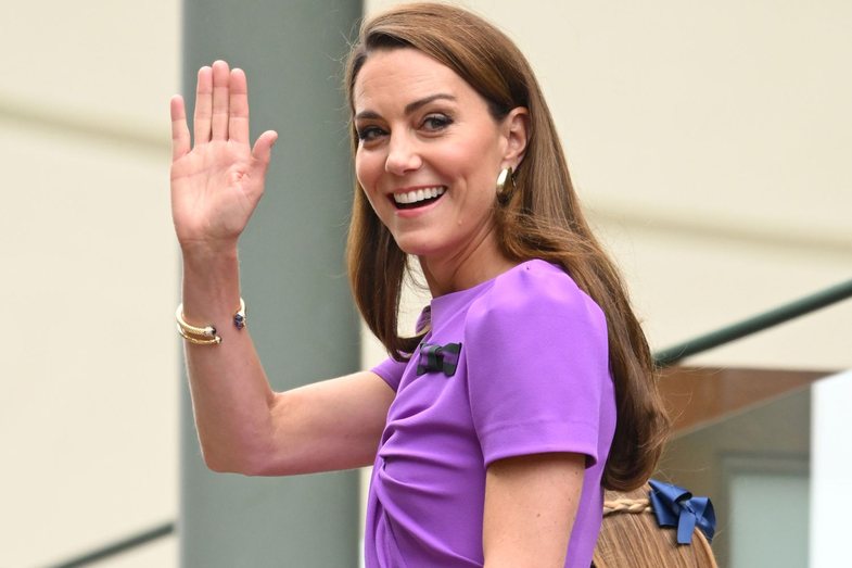 Kate Middleton shfaqet për herë të parë me princin William,