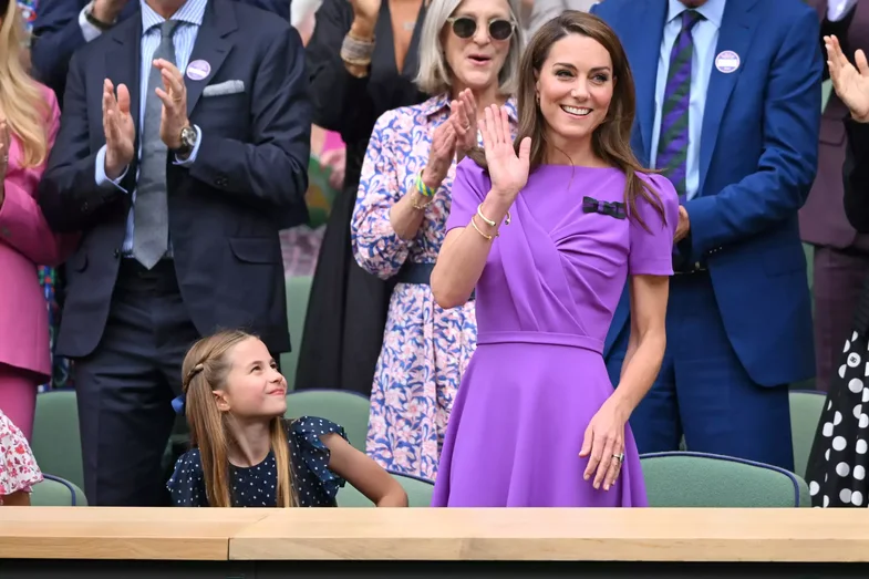 Kate Middleton shfaqet për herë të parë me princin William,