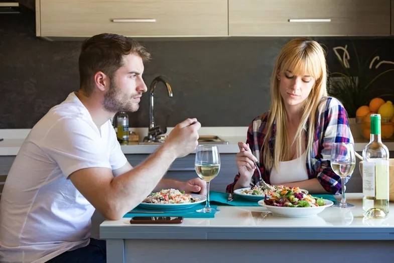 Divorci emocional: 10 shenjat që tregojnë që po e përjeton