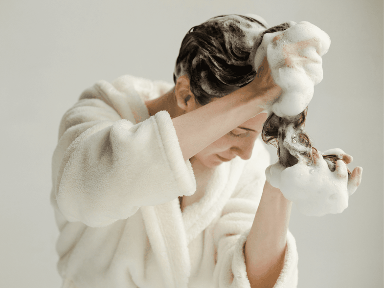 Sa shpesh duhet t’i lash flokët dhe si të zgjedhësh shampon