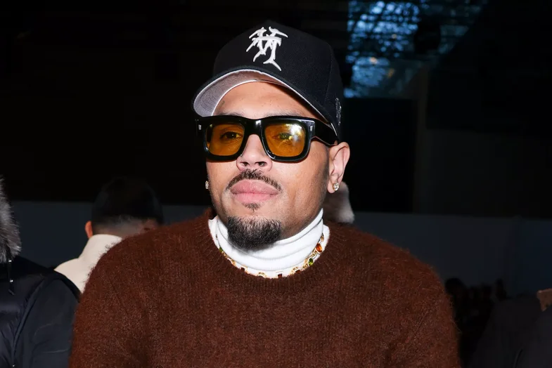 Chris Brown padit “Warner Bros”: “Më etiketuan si