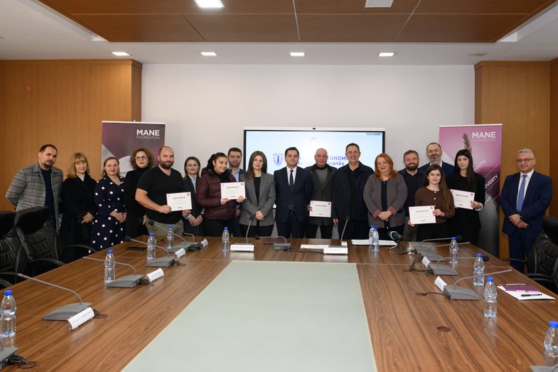 Fondacioni Mane shpërndan bursat për studentët më të