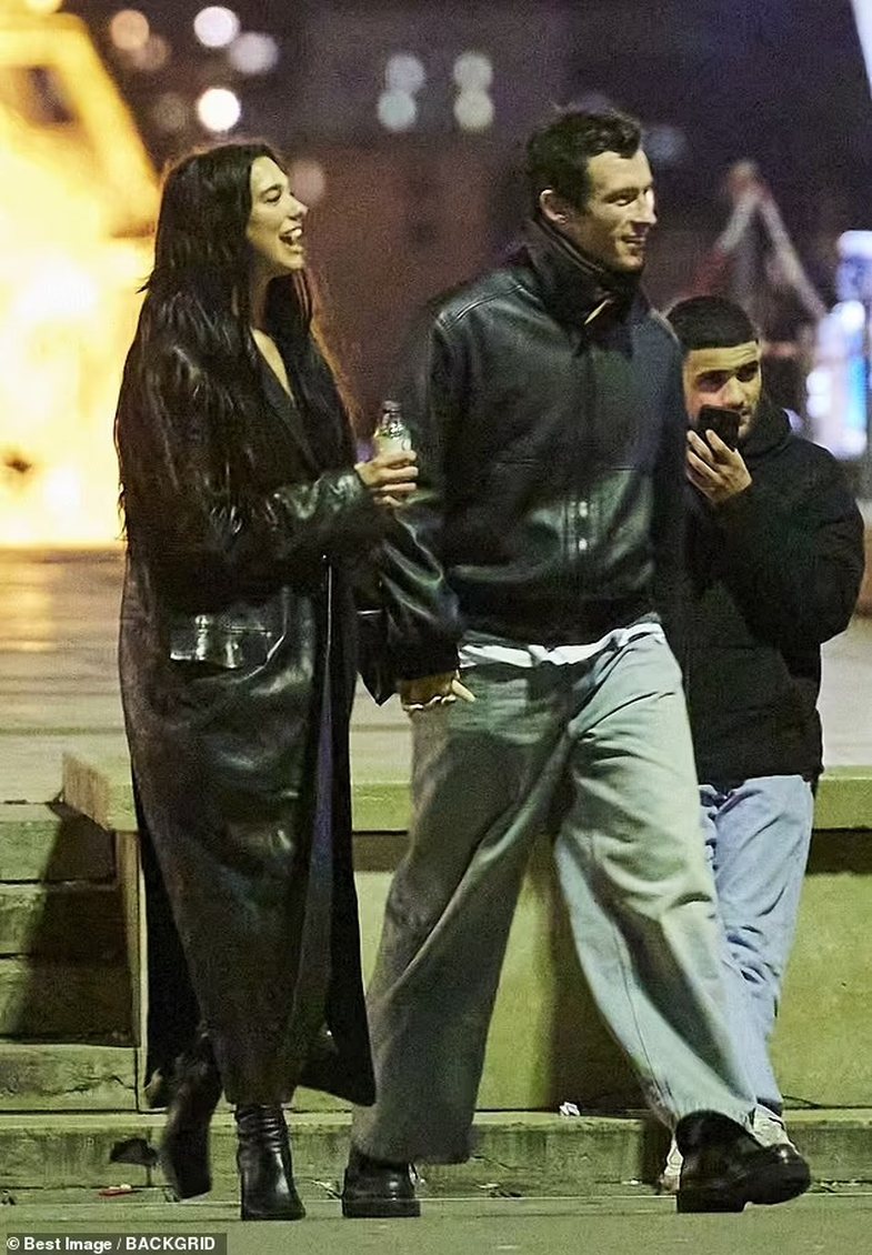 Më e dashuruar se kurrë: Dua Lipa shkëmben përqafime dhe