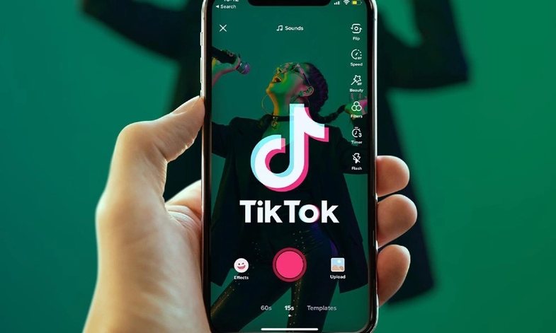 Tjetër telash për TikTok-un: Mijëra këngë virale pritet