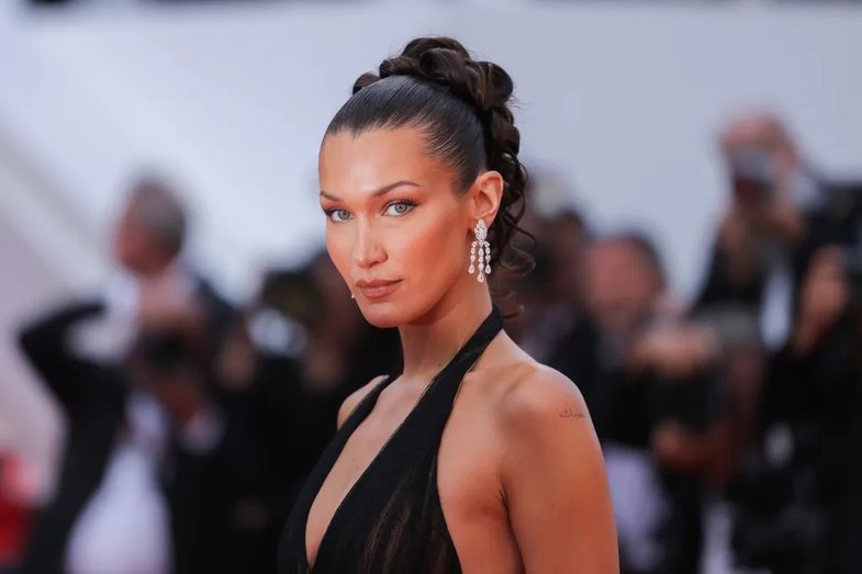 Aksesori për flokët pa të cilin Bella Hadid nuk mund të