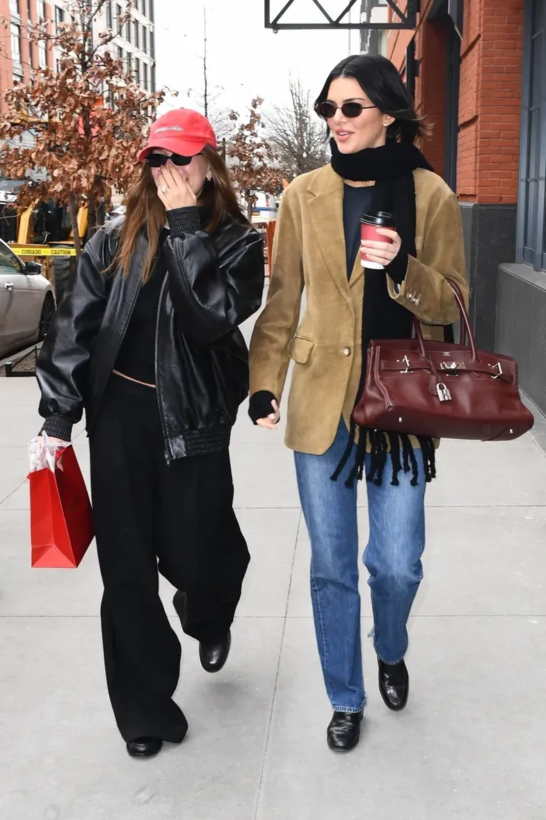 Kendall dhe Hailey bëjnë xing sërish: Bluzat e tyre do të