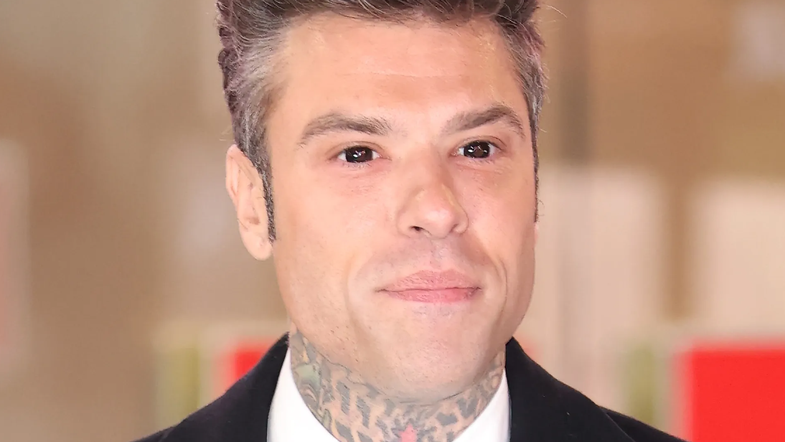 Çfarë fshihet pas syve misteriozë të Fedez-it në