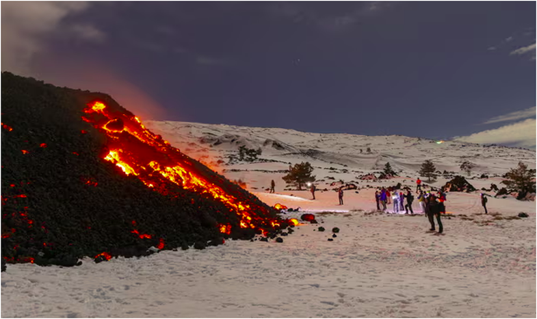 Mijëra turistë dynden për të parë shpërthimin e