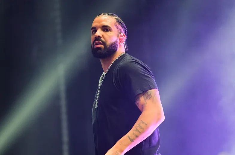 Fansat i kërkuan para Drake-ut në mes të koncertit dhe interneti