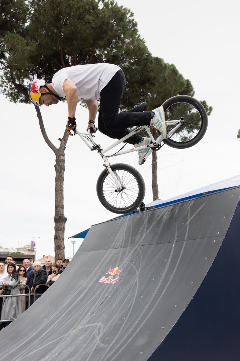 Shfaqje spektakolare e BMX me Senad Grosic dhe Jaka Remec në bulevardin