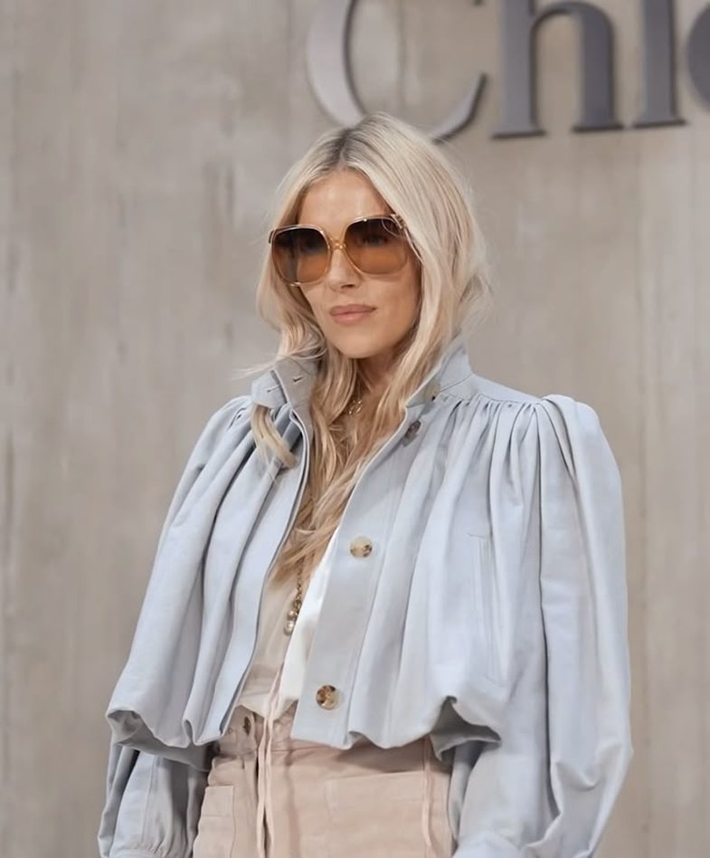 Sienna Miller na dëshmoi se kjo xhaketë nuk del kurrë nga moda