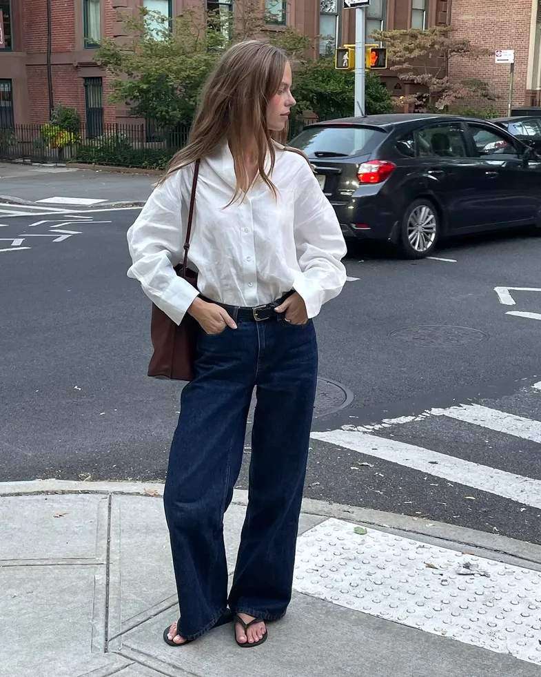 Parisians are dying to combine simple jeans like this and look *classy* again.