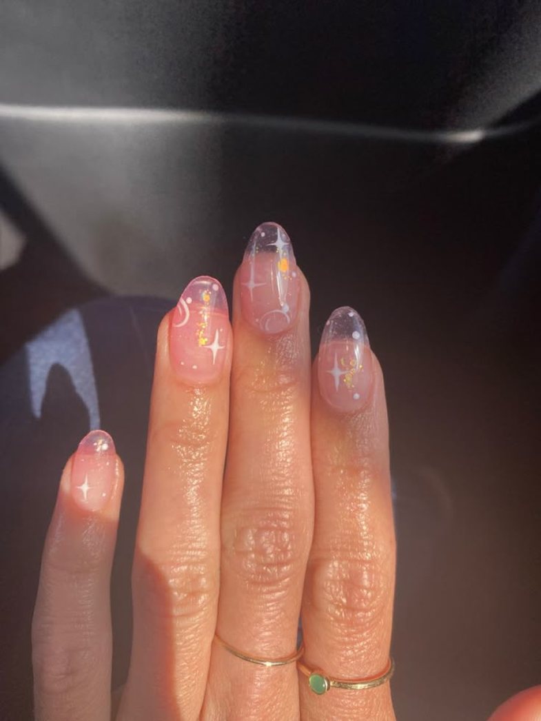 Hailey Bieber na prezantoi me thonjtë e preferuar të kësaj vere