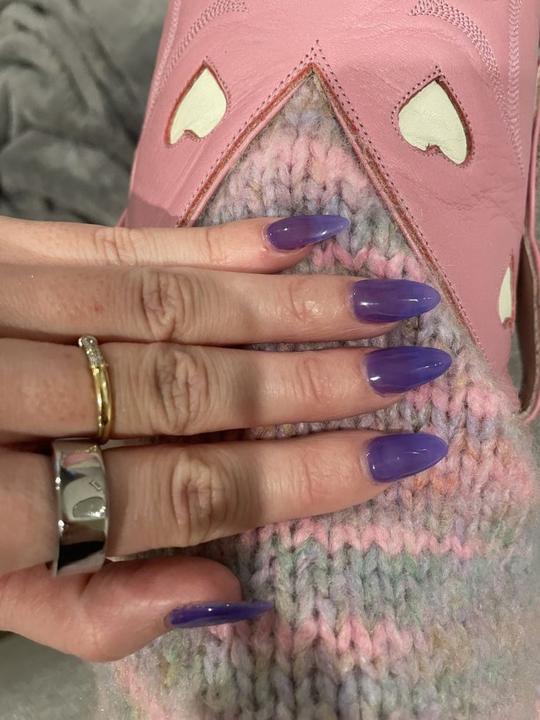 Hailey Bieber na prezantoi me thonjtë e preferuar të kësaj vere