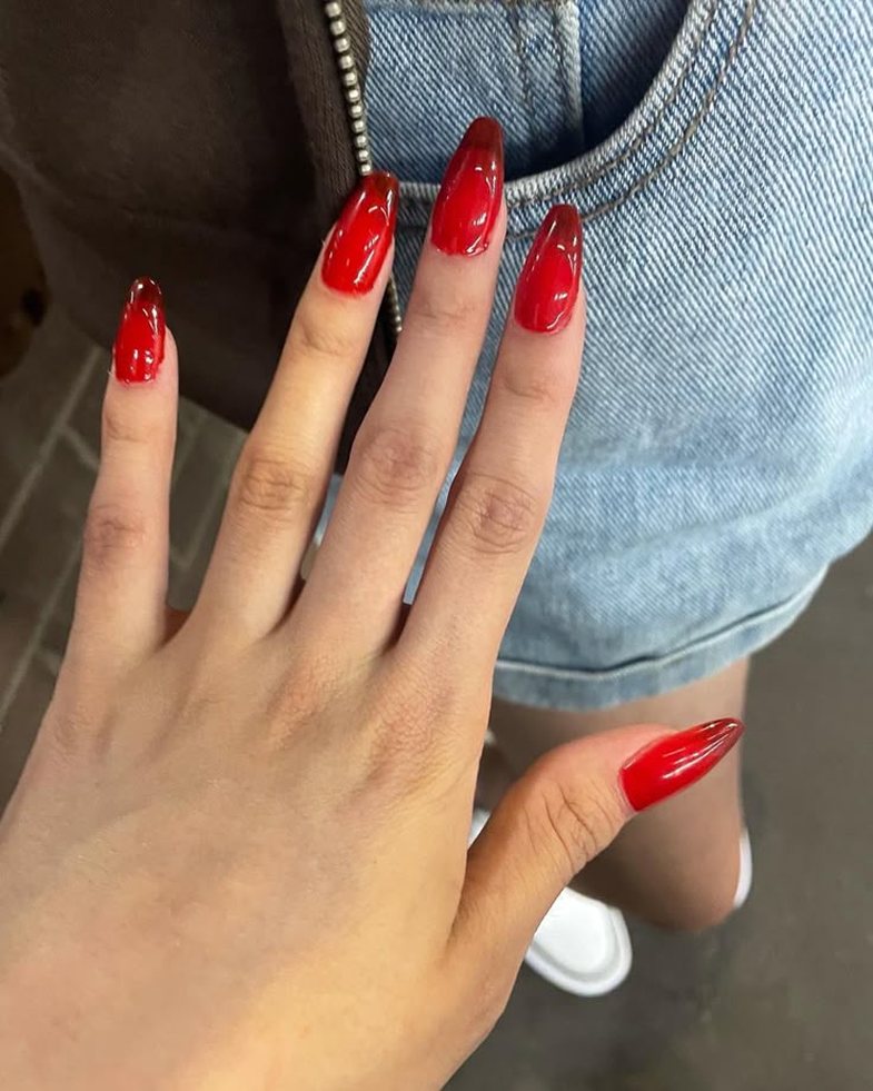Hailey Bieber na prezantoi me thonjtë e preferuar të kësaj vere