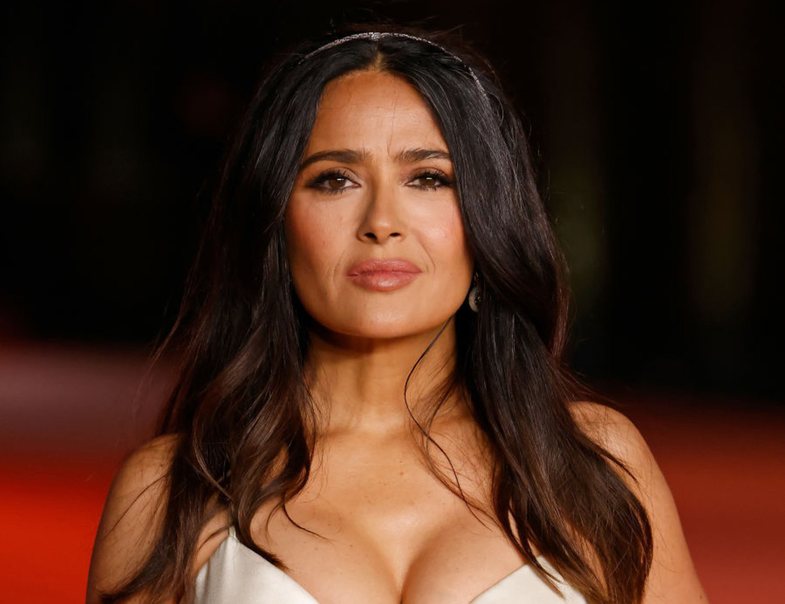 Salma Hayek: 58 years old, 0 procedures, shares her skin care secrets