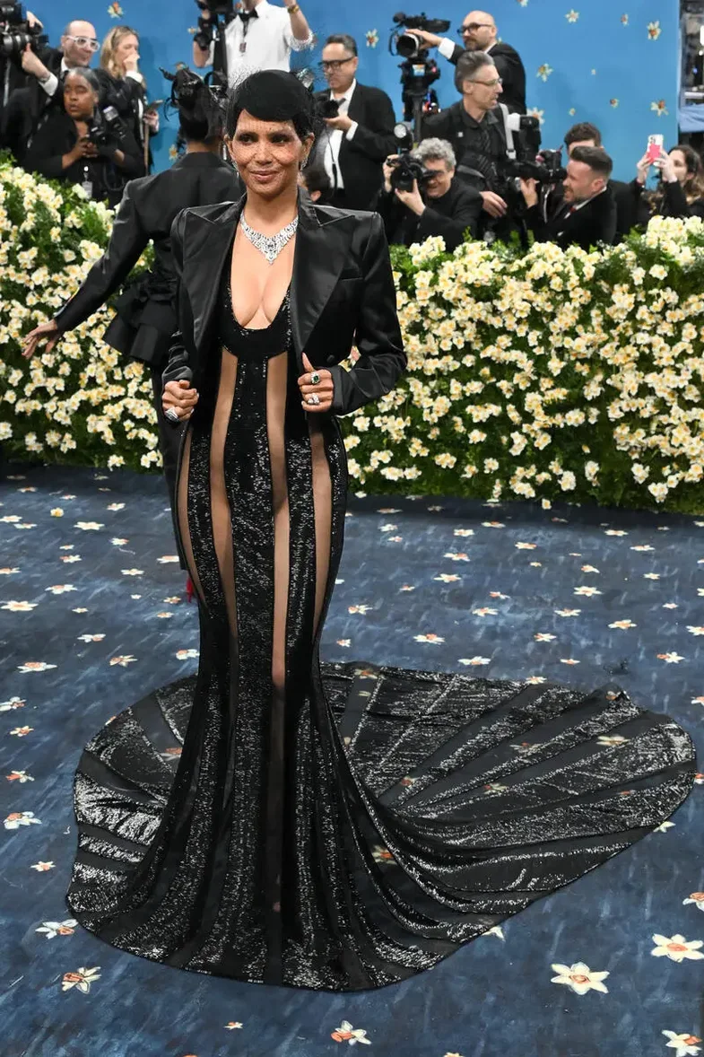 Met Gala 2025: Halle Berry dhe fustani që i bëri të gjithë