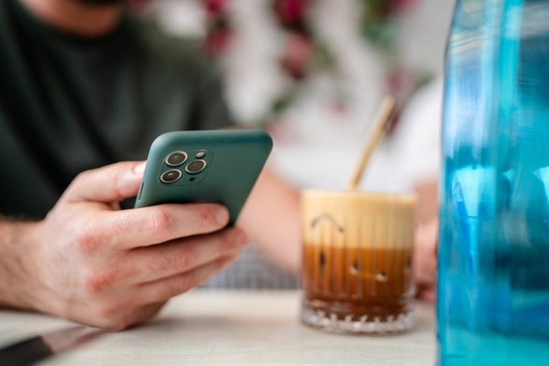 Sa vjen e më shumë njerëz po u kthehen telefonave me butona -