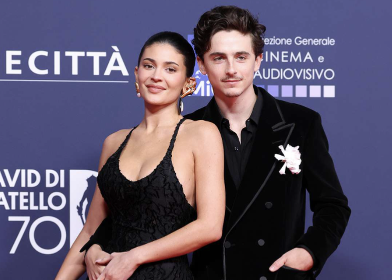 What we were waiting for happened! Finally, Kylie and Timothée appear