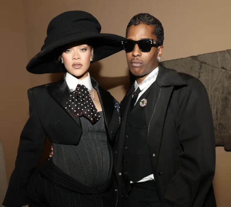 Më falni, Rihanna është shtatzënë me binjakë?