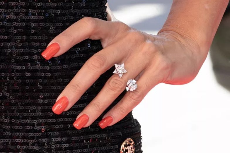 Italian Manicure: The Technique That Makes Even Short Nails Look Very Long
