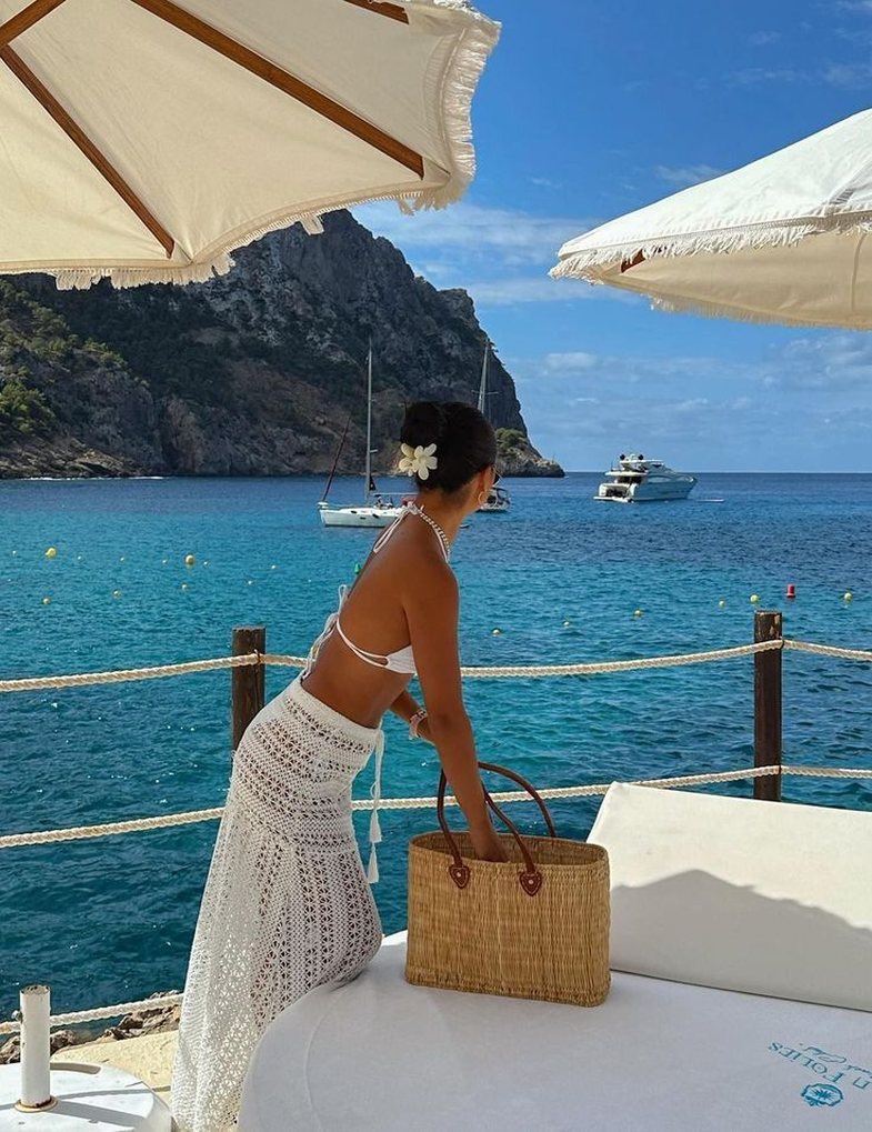 Zodiac signs that can't resist luxury and spend their salary immediately