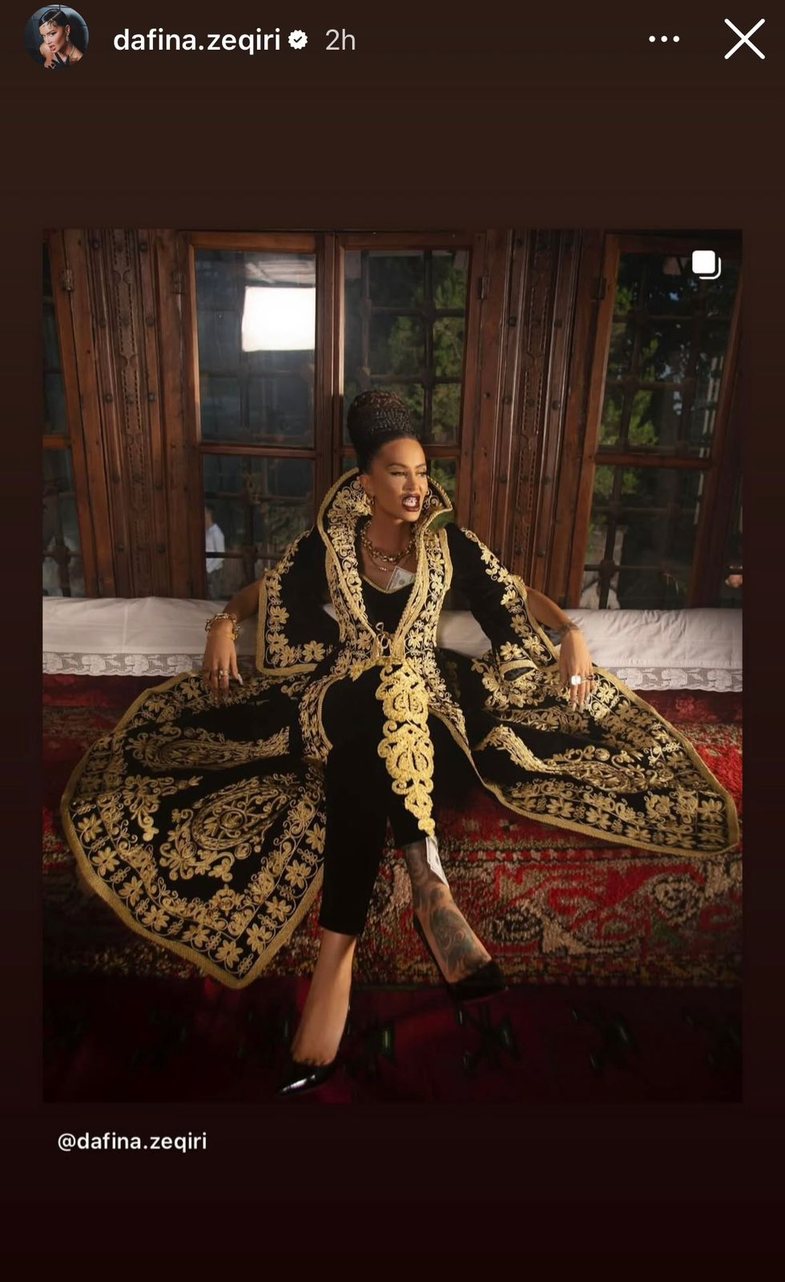 Dafina postoi disa foto dhe më shumë se ‘rastësi’,