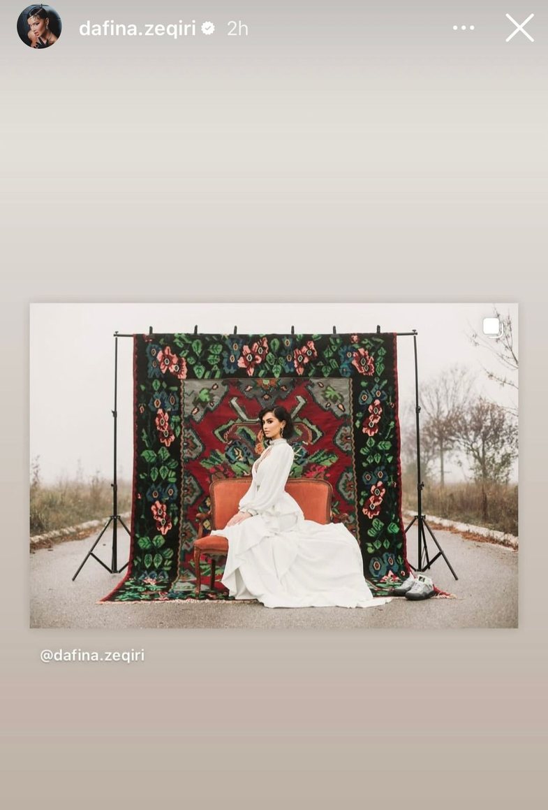 Dafina postoi disa foto dhe më shumë se ‘rastësi’,