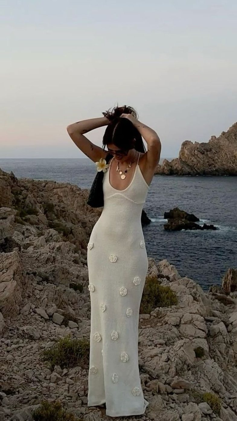Thjeshtësi dhe elegancë: 10 fustane të bardha verore që do