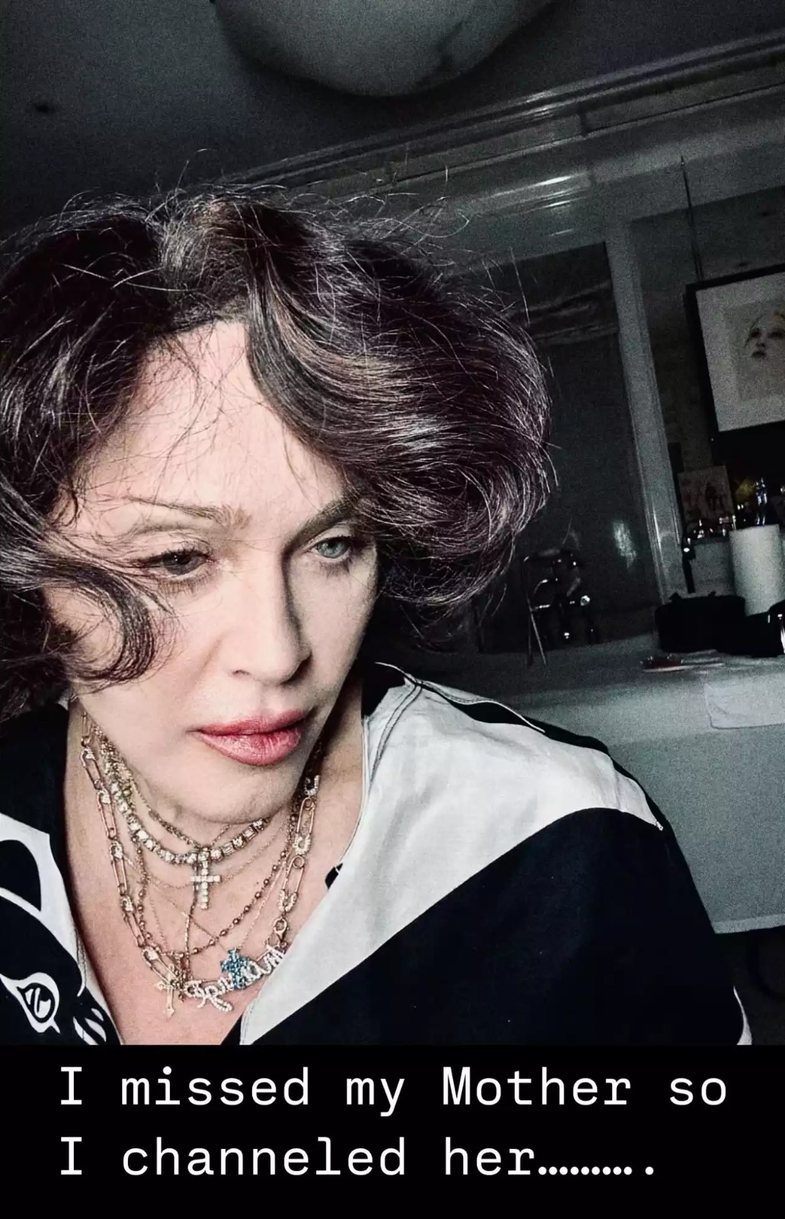 Në nder të nënës së saj: Madonna bëhet brune pas