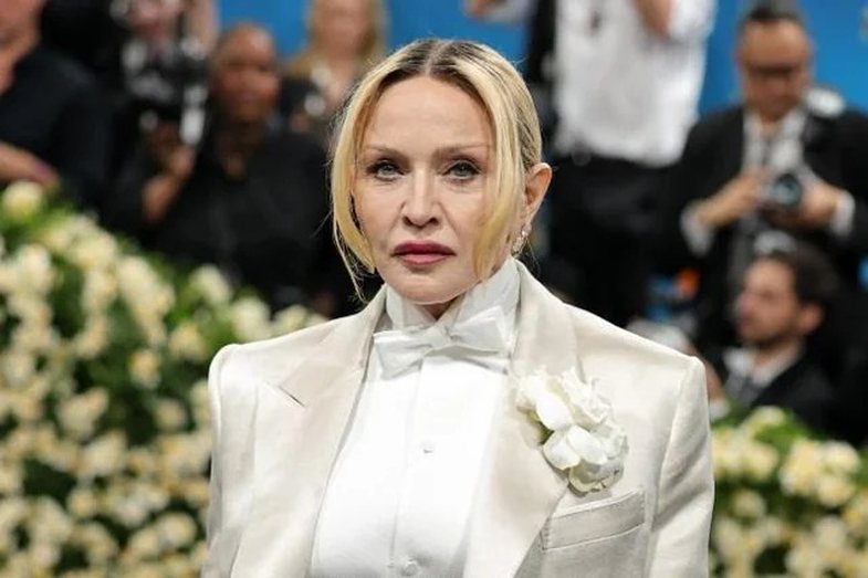Në nder të nënës së saj: Madonna bëhet brune pas