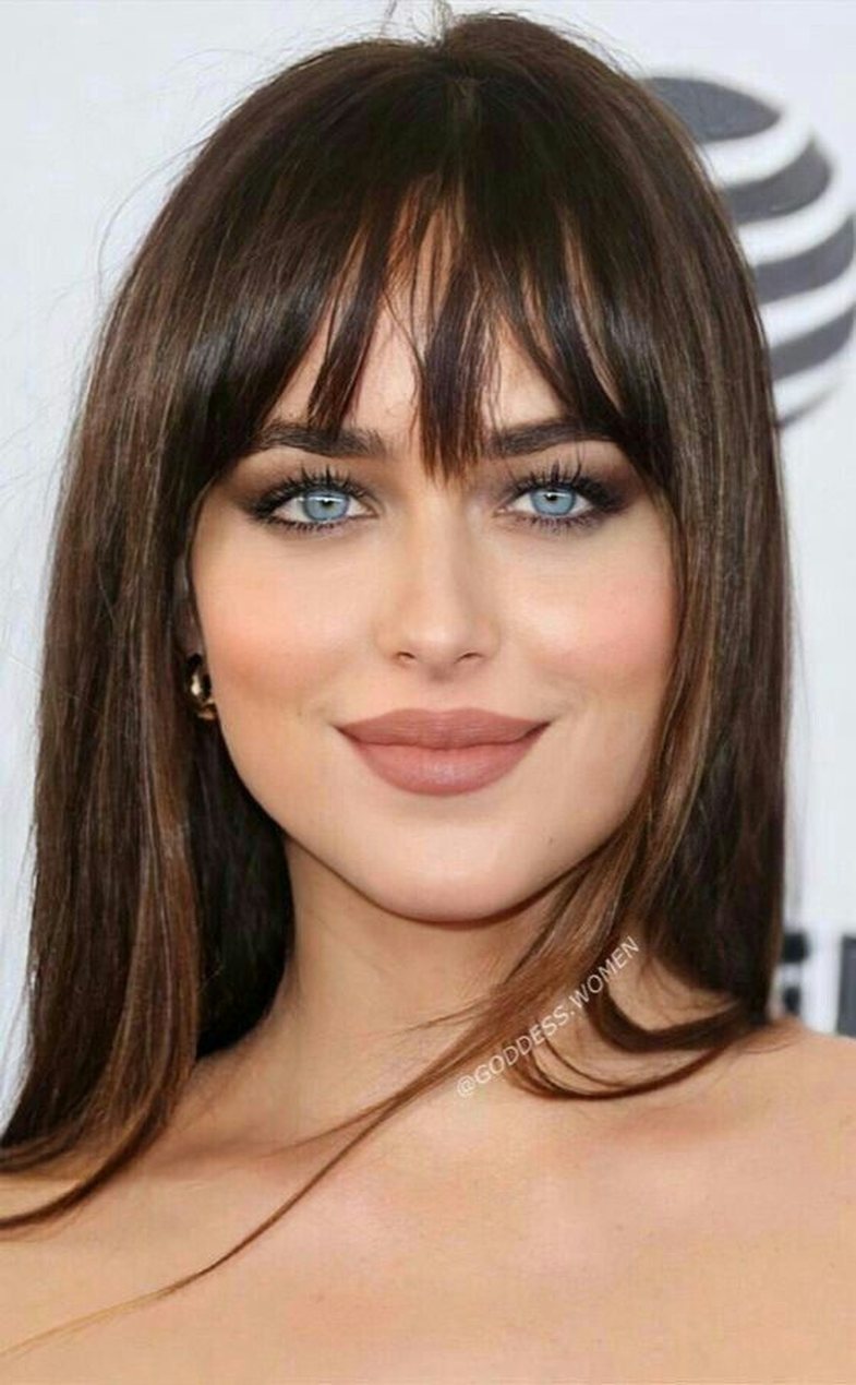 Vetëm një pasqyrë dhe rimel: Truku i Dakota Johnson për
