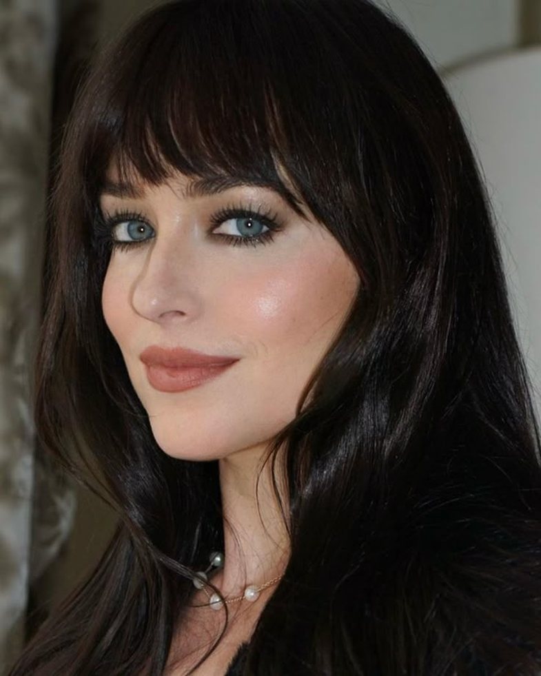 Vetëm një pasqyrë dhe rimel: Truku i Dakota Johnson për