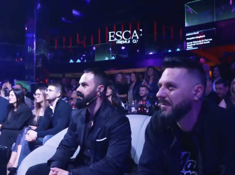 Momenti emocionues: Vajza e Dr. Florit performon këngën e të atit
