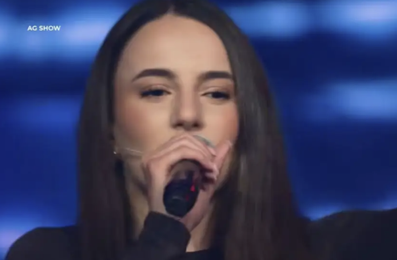 Momenti emocionues: Vajza e Dr. Florit performon këngën e të atit