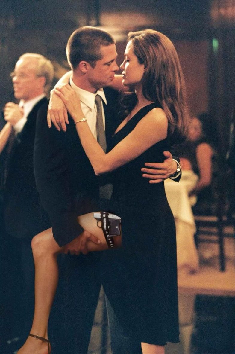 Brad Pitt rikthen prerjen ikonike të flokëve dhe duket kaq