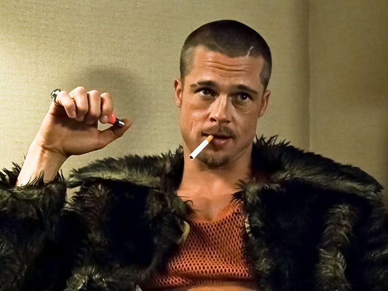 Brad Pitt rikthen prerjen ikonike të flokëve dhe duket kaq
