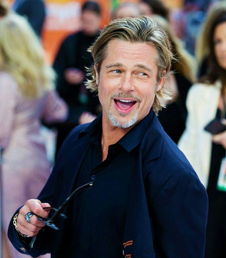 Brad Pitt rikthen prerjen ikonike të flokëve dhe duket kaq