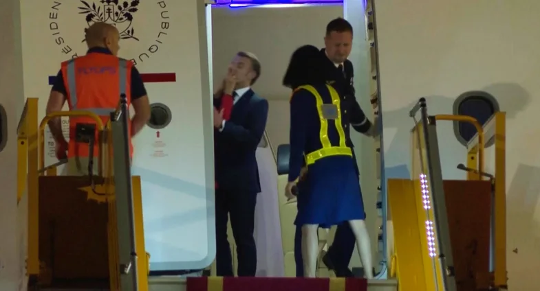 Viral footage: Brigitte Macron punches Emmanuel Macron in the face?! Oo