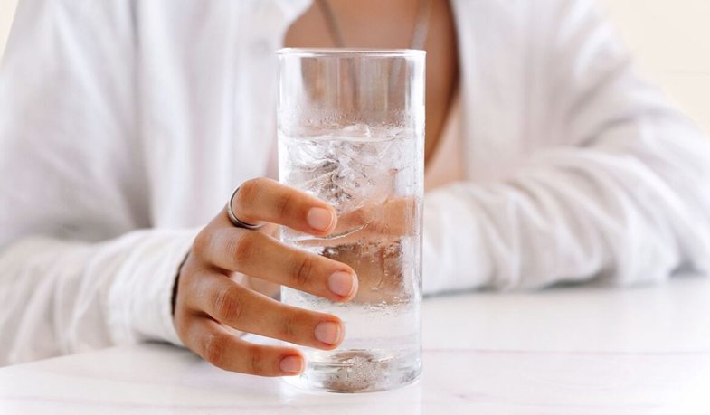8 signs you're not drinking enough water (and how to fix it)