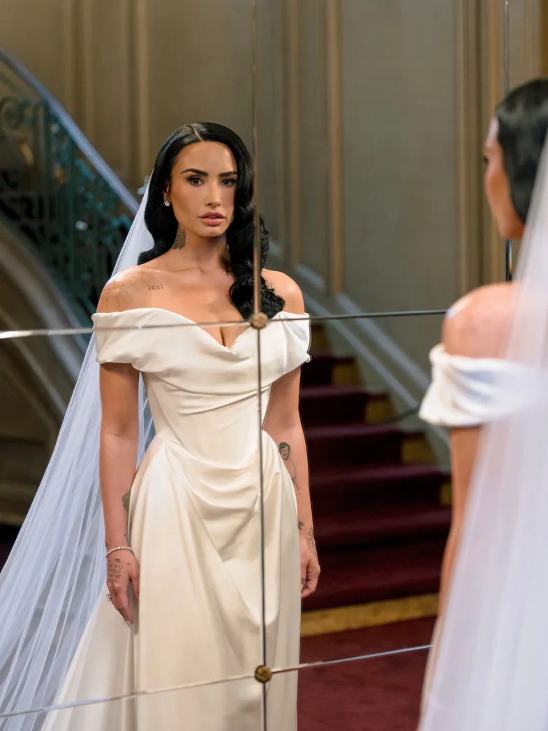 Demi Lovato martohet. Interneti: “Prit, a s’është fustani