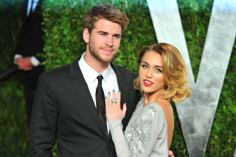 Miley Cyrus sqaron nëse fustani në “Flowers” ishte apo jo