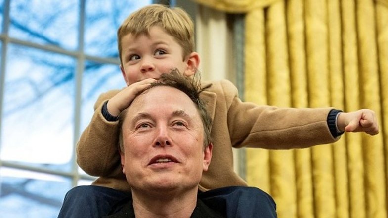 Elon Musk paraqitet në Shtëpinë e Bardhë me sy të