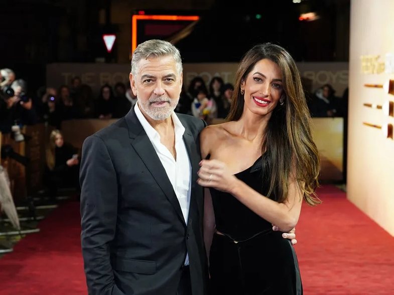Amal Clooney veshi trendin e fustaneve që me siguri do ta shihni në