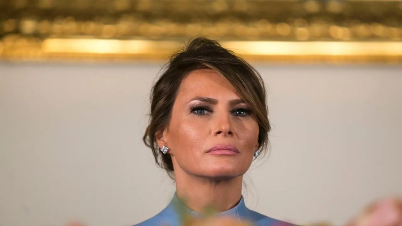 Fotot e Melania Trump pa grim ndajnë njerëzit në dy