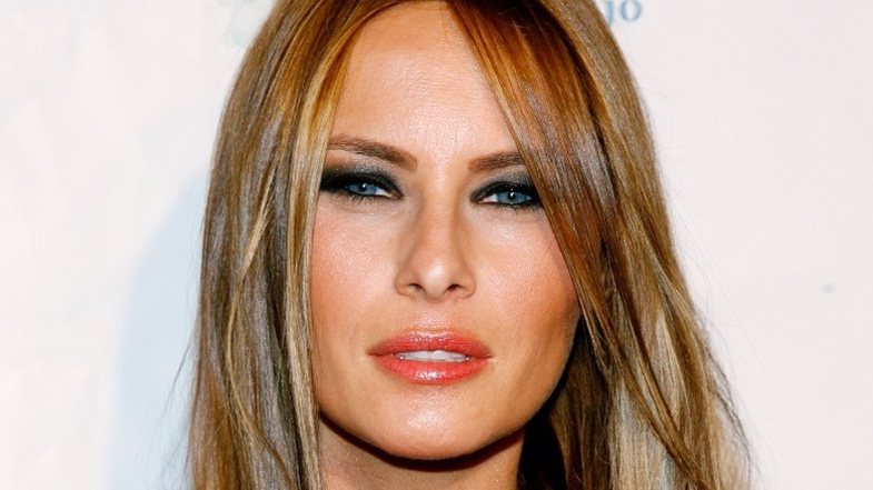 Fotot e Melania Trump pa grim ndajnë njerëzit në dy